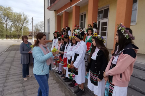 Заместник-кметът на община Първомай и Председател на МКБППМН  Радослава Ставрева отличи деца в конкурс за "Най-красив Великденски венец" на Лазаровден