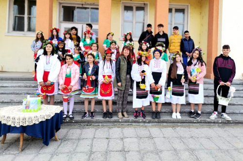 Заместник-кметът на община Първомай и Председател на МКБППМН  Радослава Ставрева отличи деца в конкурс за "Най-красив Великденски венец" на Лазаровден