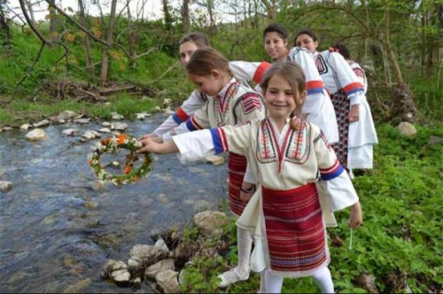 Заместник-кметът на община Първомай и Председател на МКБППМН  Радослава Ставрева отличи деца в конкурс за "Най-красив Великденски венец" на Лазаровден